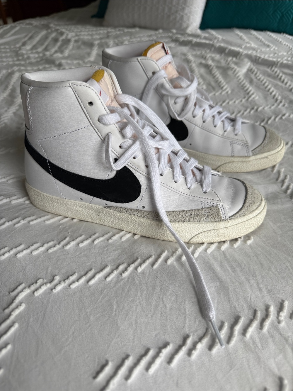 Nike women’s Blazer Mid 77 shoes